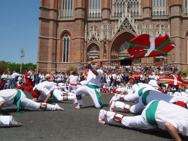 Un buen número de ikurriñas volaron sobre las cabezas de los dantzaris en el alarde que se llevó a cabo el domingo frente a la catedral de La Plata (foto EuskalKultura.com)